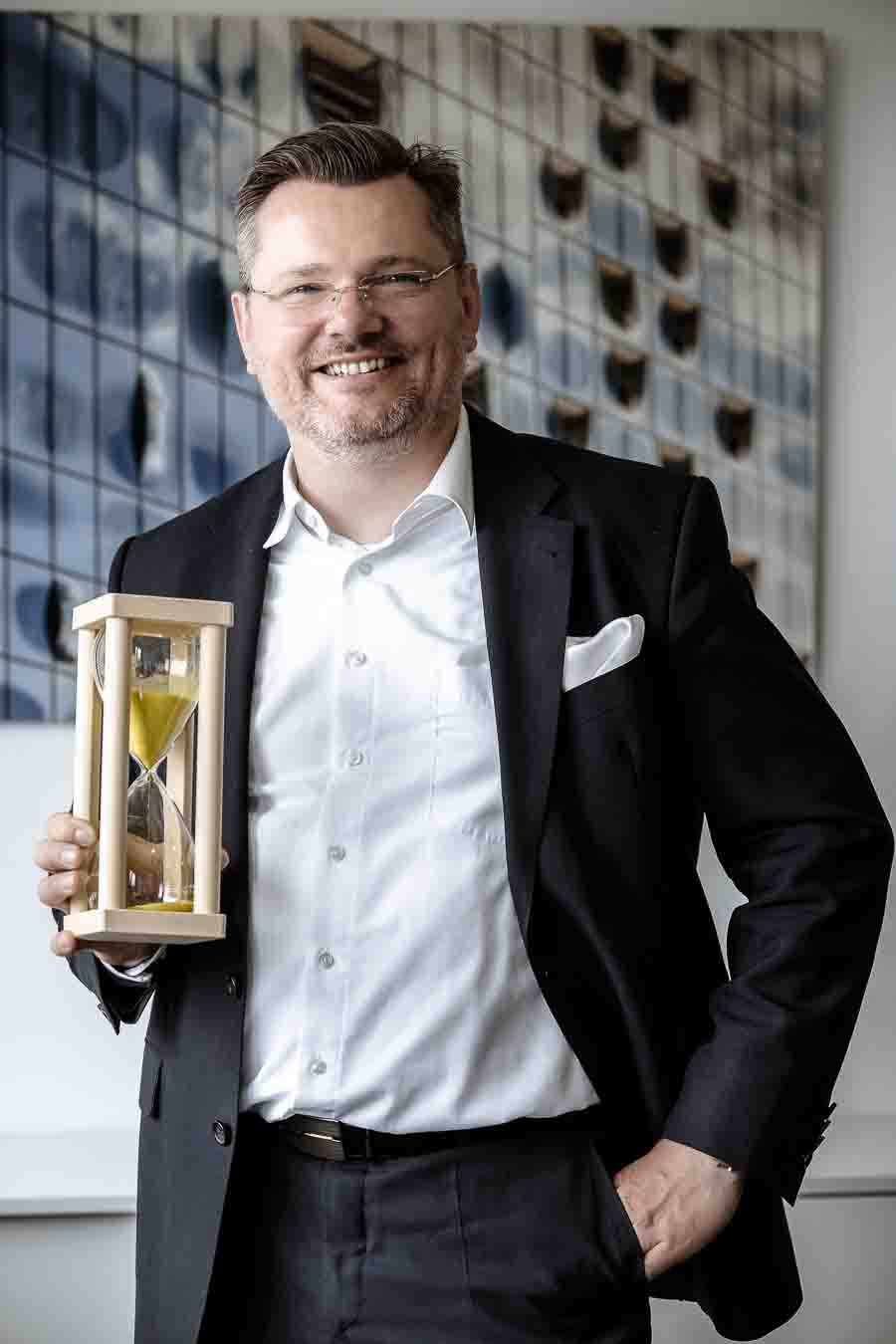 Heiko Dannenberg erklärt Inhalte an einem Flipchart